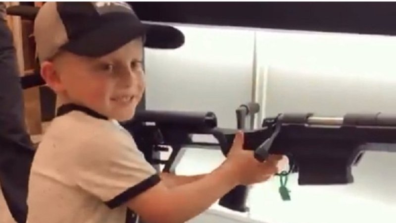 Terrible: un nene de 4 años muestra cómo cargar un arma en Estados Unidos
