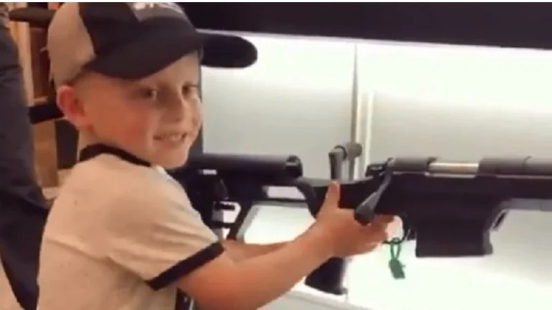 Terrible: un nene de 4 años muestra cómo cargar un arma en Estados Unidos
