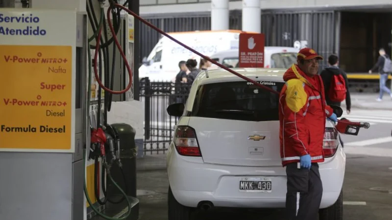 Gobierno quiere congelar las naftas, petroleras buscan subir un 10%