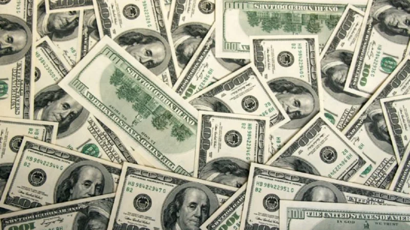 Vuelve a dispararse el dólar y otra vez supera los $23