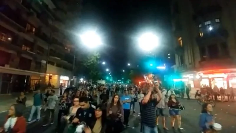 La gente sale a protestar por la llegada del FMI y ya se convoca a un ruidazo para la noche