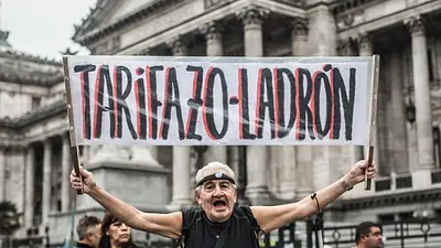 Masiva movilización al Congreso contra el tarifazo y el regreso del FMI Masiva movilización al Congreso contra el tarifazo y el regreso del FMI