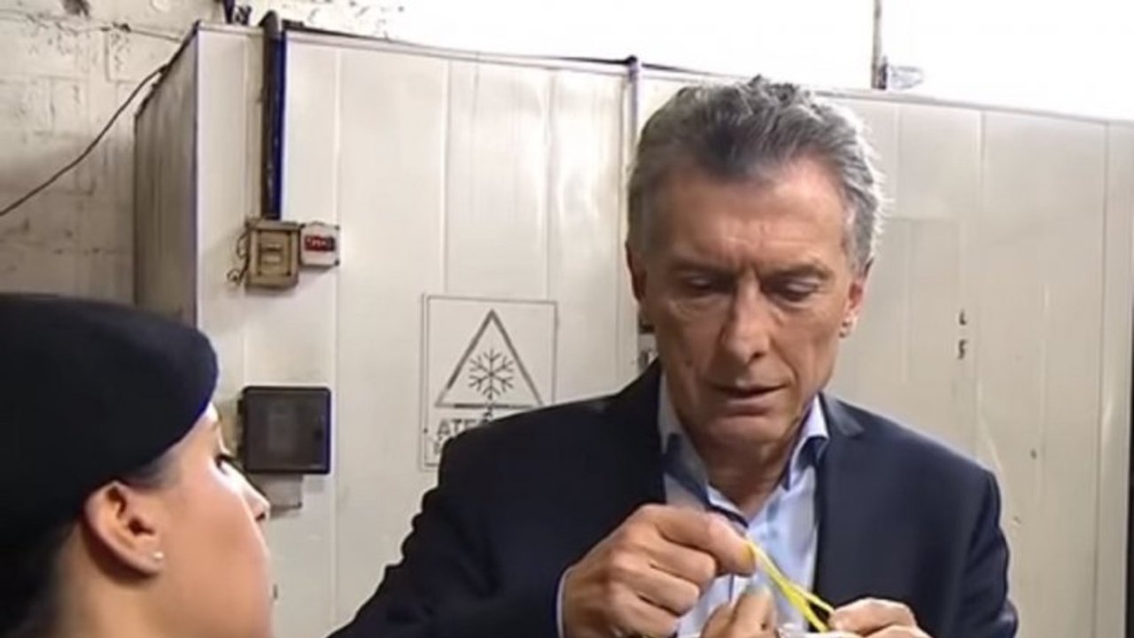 Mauricio Macri no supo cómo ponerse un barbijo durante un procedimiento de quema de droga