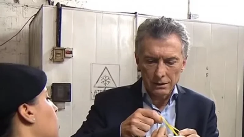 Mauricio Macri no supo cómo ponerse un barbijo durante un procedimiento de quema de droga