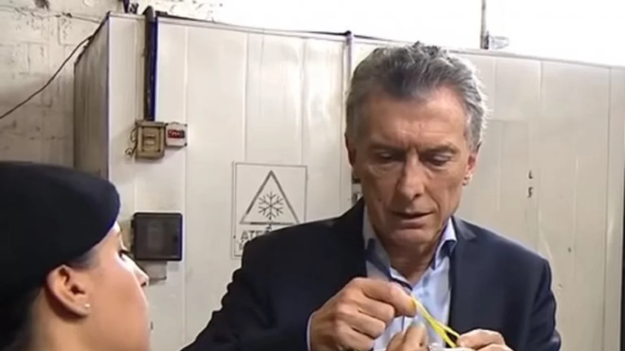 Mauricio Macri no supo cómo ponerse un barbijo durante un procedimiento de quema de droga