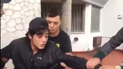 La policía detuvo a un menor de 17 años sin justificación y se lo llevó esposado en el patrullero La policía detuvo a un menor de 17 años sin justificación y se lo llevó esposado en el patrullero