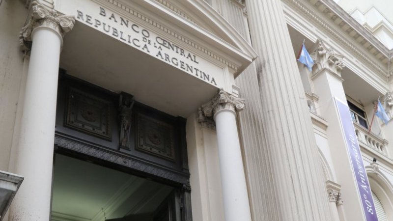 Corre dólar, corre: el gobierno en su propio laberinto