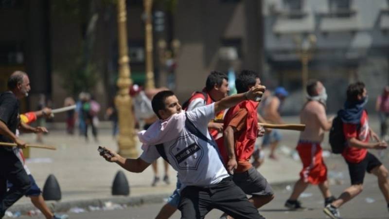 Reforma previsional: sobreseyeron al policía acusado de tirar piedras en Congreso