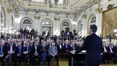 El dueño de Arcor responsabilizó a Macri por la crisis y apuntó contra los empresarios El dueño de Arcor responsabilizó a Macri por la crisis y apuntó contra los empresarios