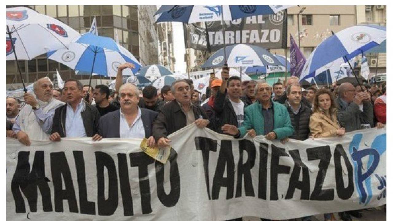 La CGT marcha contra los tarifazos y el FMI rodeada por la Infantería