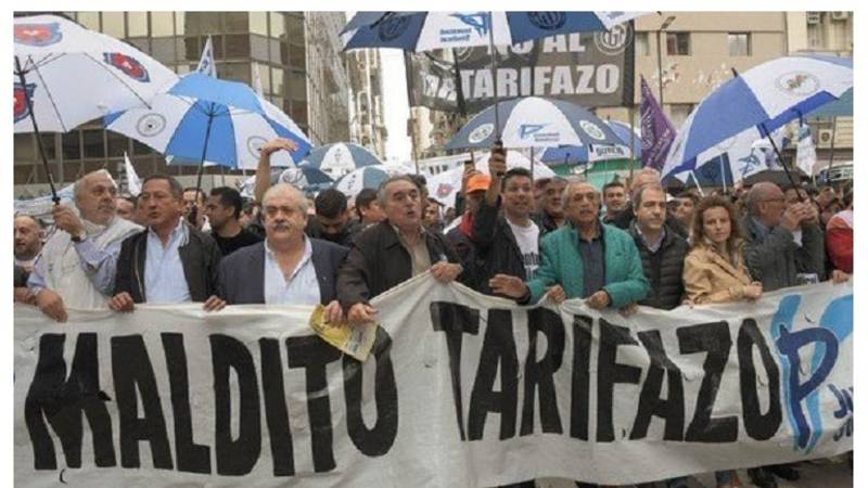 La CGT marcha contra los tarifazos y el FMI rodeada por la Infantería La CGT marcha contra los tarifazos y el FMI rodeada por la Infantería