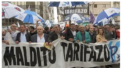 La CGT marcha contra los tarifazos y el FMI rodeada por la Infantería La CGT marcha contra los tarifazos y el FMI rodeada por la Infantería