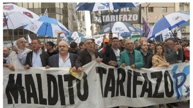 La CGT marcha contra los tarifazos y el FMI rodeada por la Infantería La CGT marcha contra los tarifazos y el FMI rodeada por la Infantería