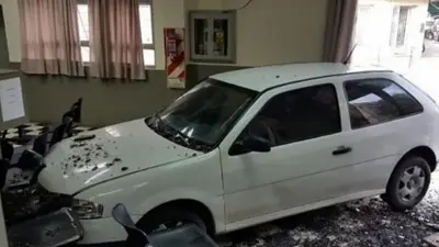 Día de furia: le cortaron la luz y les incrustó el auto en las oficinas Día de furia: le cortaron la luz y les incrustó el auto en las oficinas