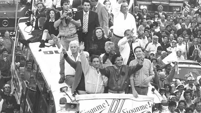 Duhalde venderá el "Menemóvil" con el que hacía campaña en 1989 Duhalde venderá el "Menemóvil" con el que hacía campaña en 1989