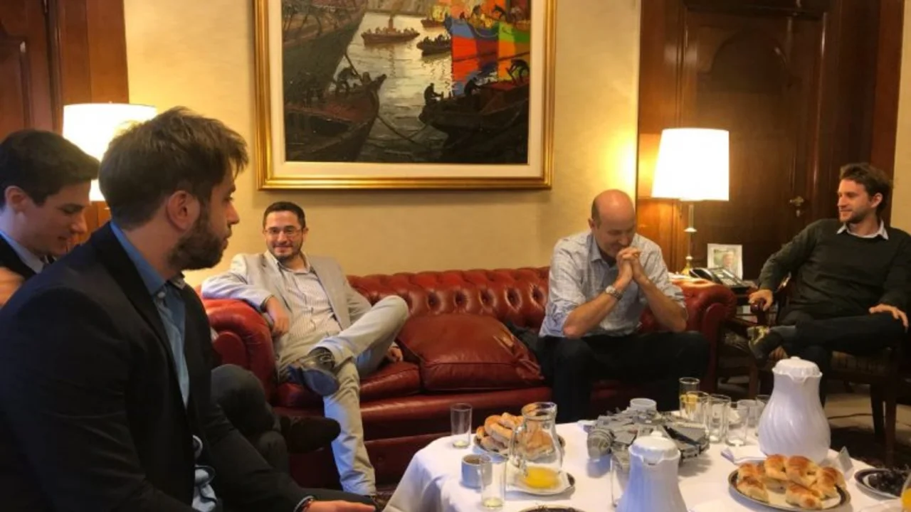 El desopilante desayuno de Sturzenegger con "jóvenes economistas" y con juguetes de Star Wars