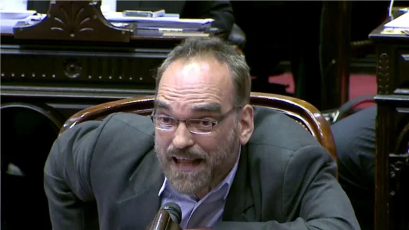 Fernando Iglesias denunció un "robo" de Sirvén, que salió a cruzarlo