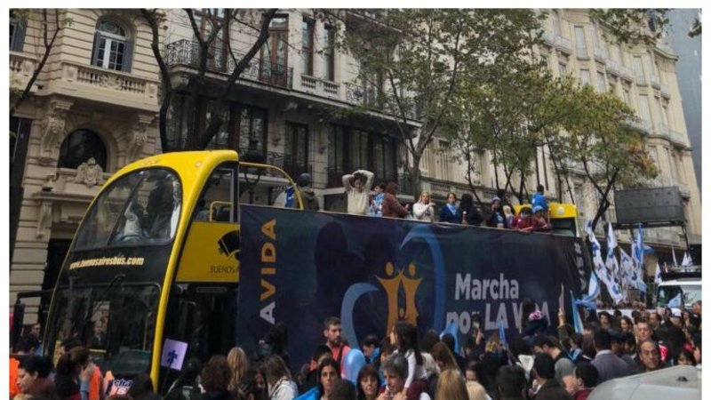 Polémico: los antiaborto usaron un micro turístico de la Ciudad para la "Marcha por la Vida"