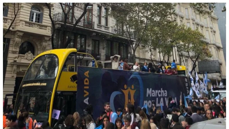 Polémico: los antiaborto usaron un micro turístico de la Ciudad para la "Marcha por la Vida"