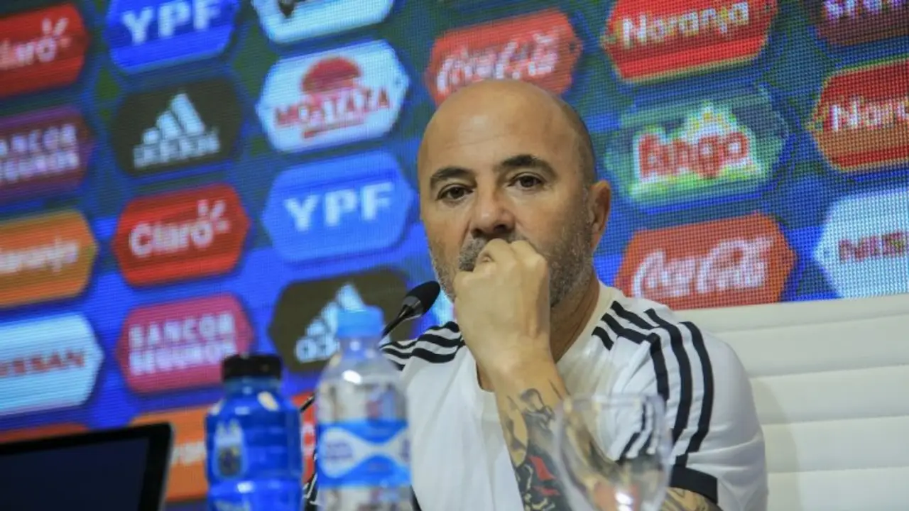 Sampaoli posó con una remera de una histórica banda de rock en plena conferencia