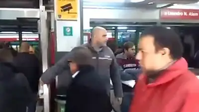 El conmovedor abrazo entre una pasajera y un metrodelegado El conmovedor abrazo entre una pasajera y un metrodelegado