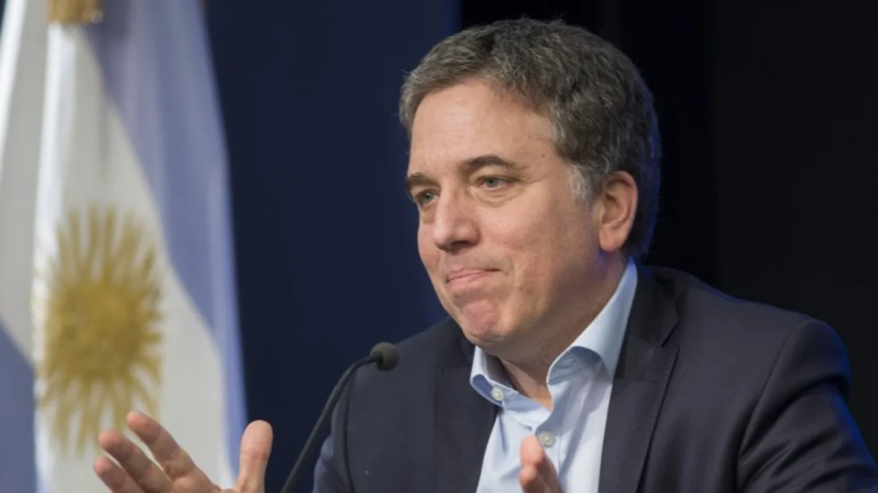 Dujovne avanza en su idea de subir las retenciones a soja, maíz y trigo