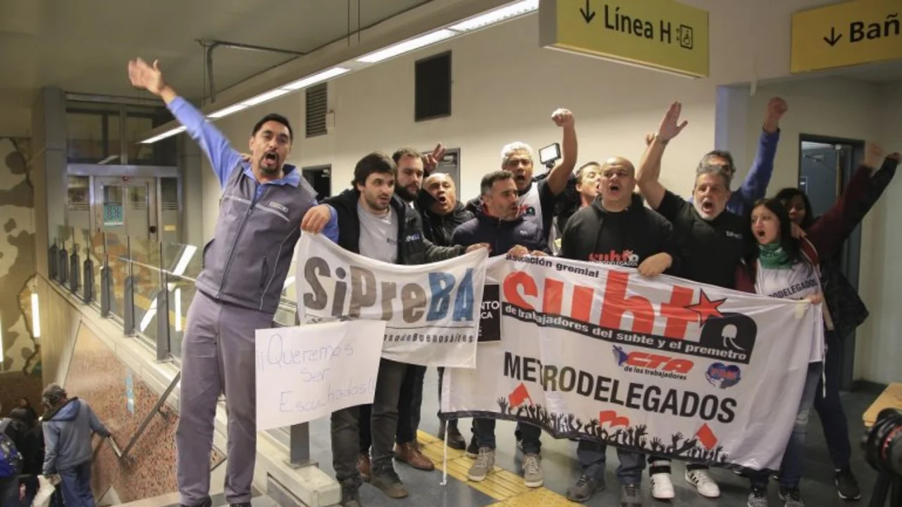 Metrodelegados abrieron los molinetes y hubo tensión en el subte