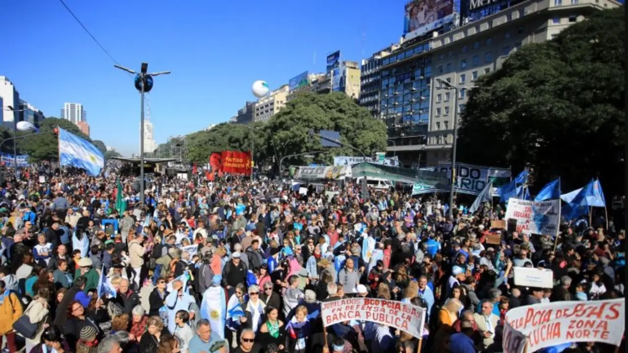 Miles de personas se concentran en el Obelisco contra el FMI