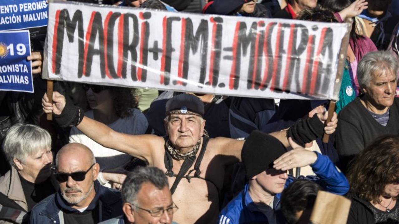 El giro dramático de la agenda: del márketing y el "gradualismo" al ajuste permanente del FMI