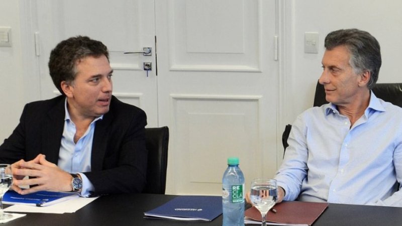 Por el ajuste, el Gobierno recortó hasta en el agua mineral para las reuniones