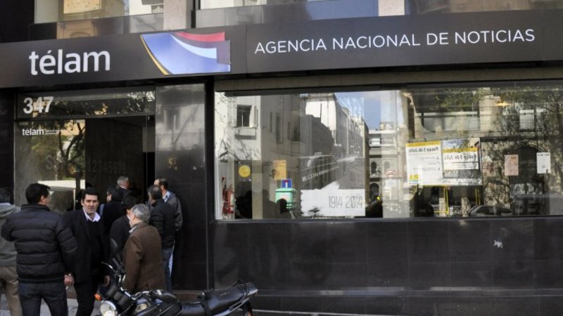 Télam confirmó que echó dos periodistas por un error en un cable sobre el "supermartes"