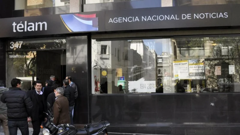 Télam confirmó que echó dos periodistas por un error en un cable sobre el "supermartes"