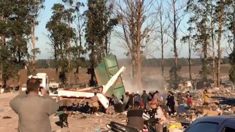 Desesperación entre familias que buscan comida en un basural de Mar del Plata