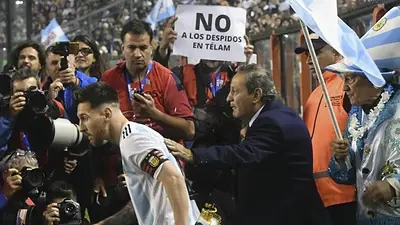 El reclamo contra los despidos en Télam llegó hasta el partido de la Selección El reclamo contra los despidos en Télam llegó hasta el partido de la Selección