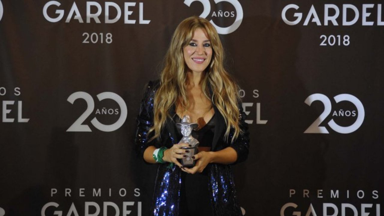 Jimena Barón, con el pañuelo del aborto y un contundente discurso feminista