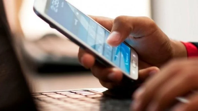 Alerta: por qué mirar tu celular puede provocar insomnio