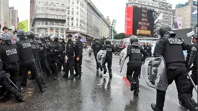 Así amedrenta la Policía de la Ciudad a manifestantes frente al Obelisco Así amedrenta la Policía de la Ciudad a manifestantes frente al Obelisco