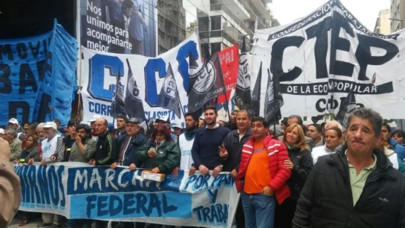 Advierten que la Marcha Federal irá a la Casa Rosada si Macri veta la ley que frena el tarifazo
