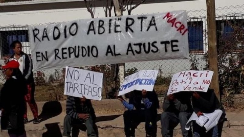 Los contundentes mensajes en las pancartas con las que recibieron a Macri en Salta