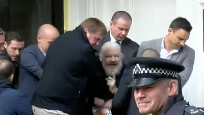 Condenan a casi un año de prisión a Assange por violar su libertad condicional Condenan a casi un año de prisión a Assange por violar su libertad condicional