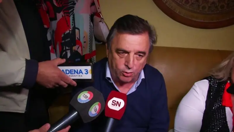 El "codazo" Mario Negri a Carrió para que se callara