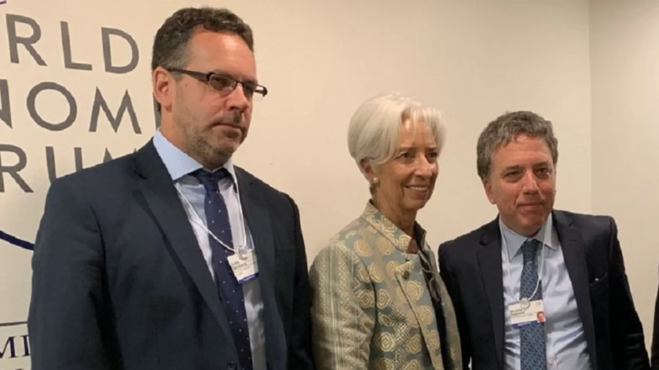 El FMI permite oficialmente una corrida de hasta U$S9 mil millones para evitar un triunfo de Cristina