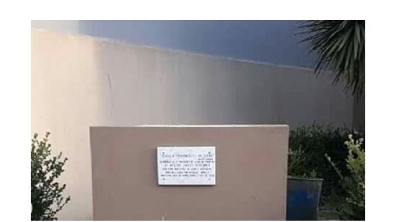 Vandalizaron el busto de Néstor Kirchner y lo enterraron en un pozo