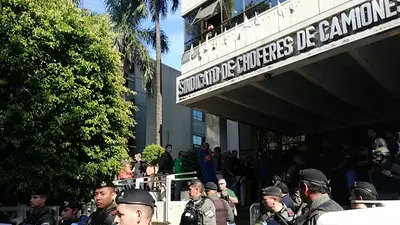 Allanaron la sede de Camioneros por declaraciones de "Bebote" Álvarez Allanaron la sede de Camioneros por declaraciones de "Bebote" Álvarez