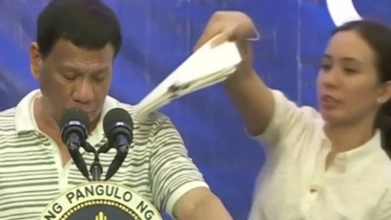 Una cucaracha interrumpió el discurso del presidente de Filipinas