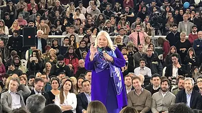 Carrió reúne al Congreso Nacional de la Coalición Cívica para ratificar su alianza con Macri Carrió reúne al Congreso Nacional de la Coalición Cívica para ratificar su alianza con Macri