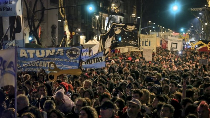 Marcha de las antorchas: docentes y estudiantes se movilizan por la universidades públicas