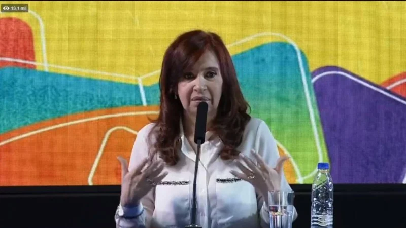 Cristina Kirchner, antes del comienzo del juicio, envió un mensaje a Stornelli: "Voy a ir, no como otros"