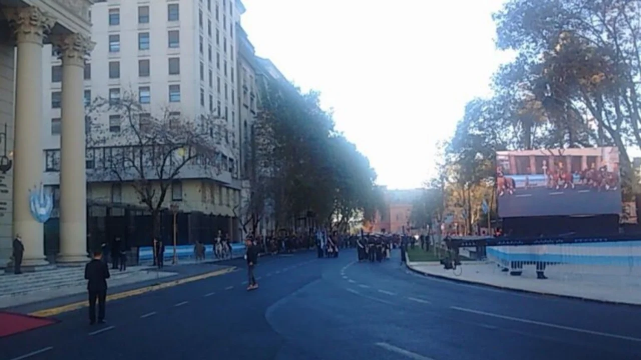 La Plaza de Mayo blindada y solo con granaderos, en la previa al Tedeum