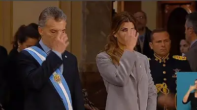 Macri lo hizo de nuevo: se hizo mal la señal de la cruz en pleno Tedeum Macri lo hizo de nuevo: se hizo mal la señal de la cruz en pleno Tedeum